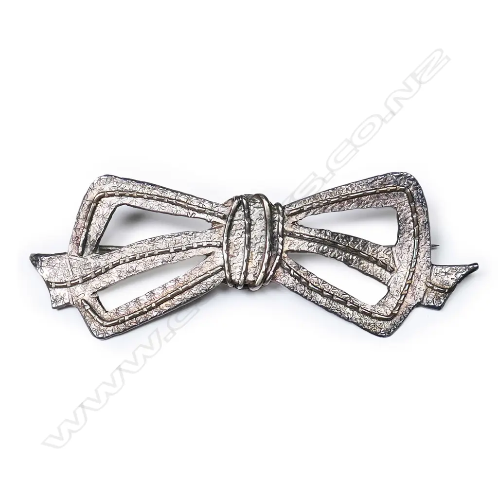 Edith Morris (Wellington) silver Arts & Crafts bow brooch, Image 1++